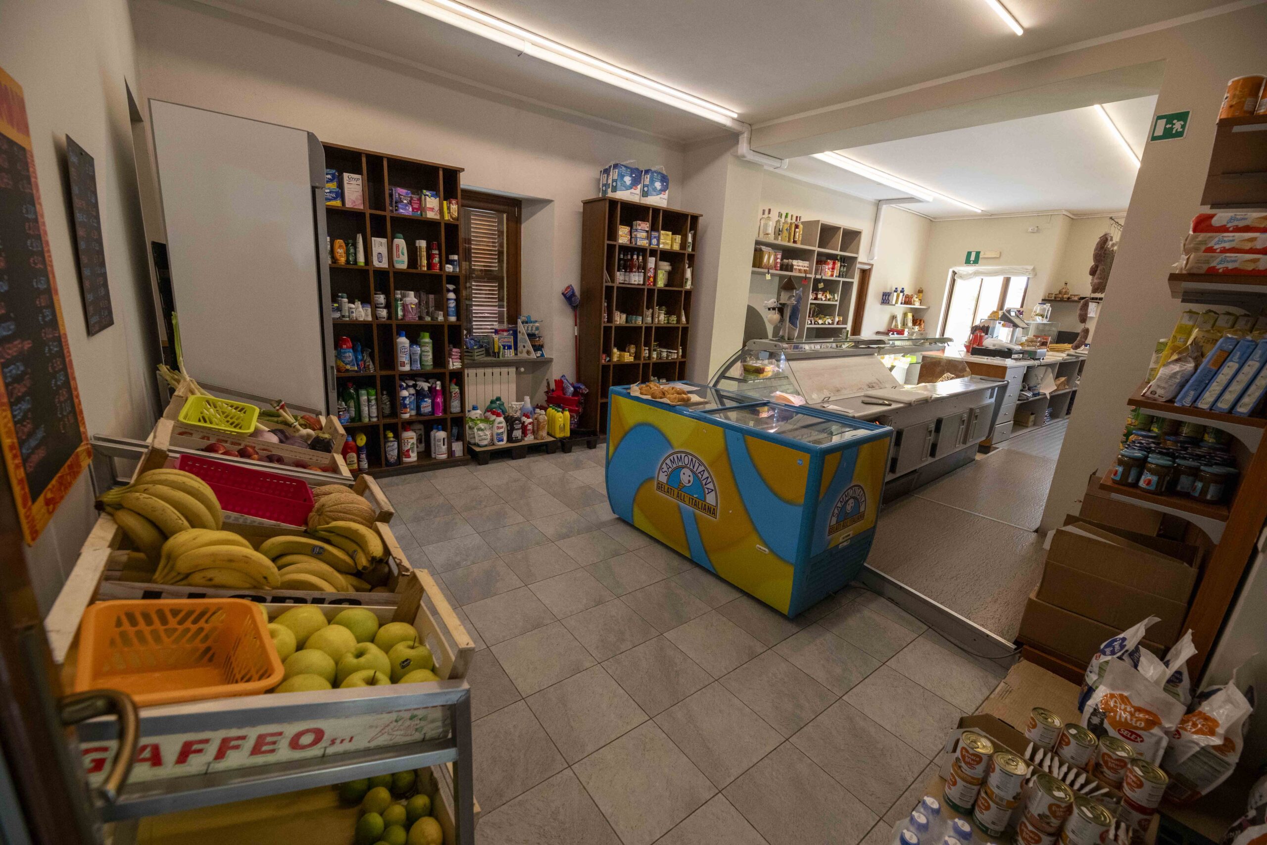 Bottega con frutta e verdura