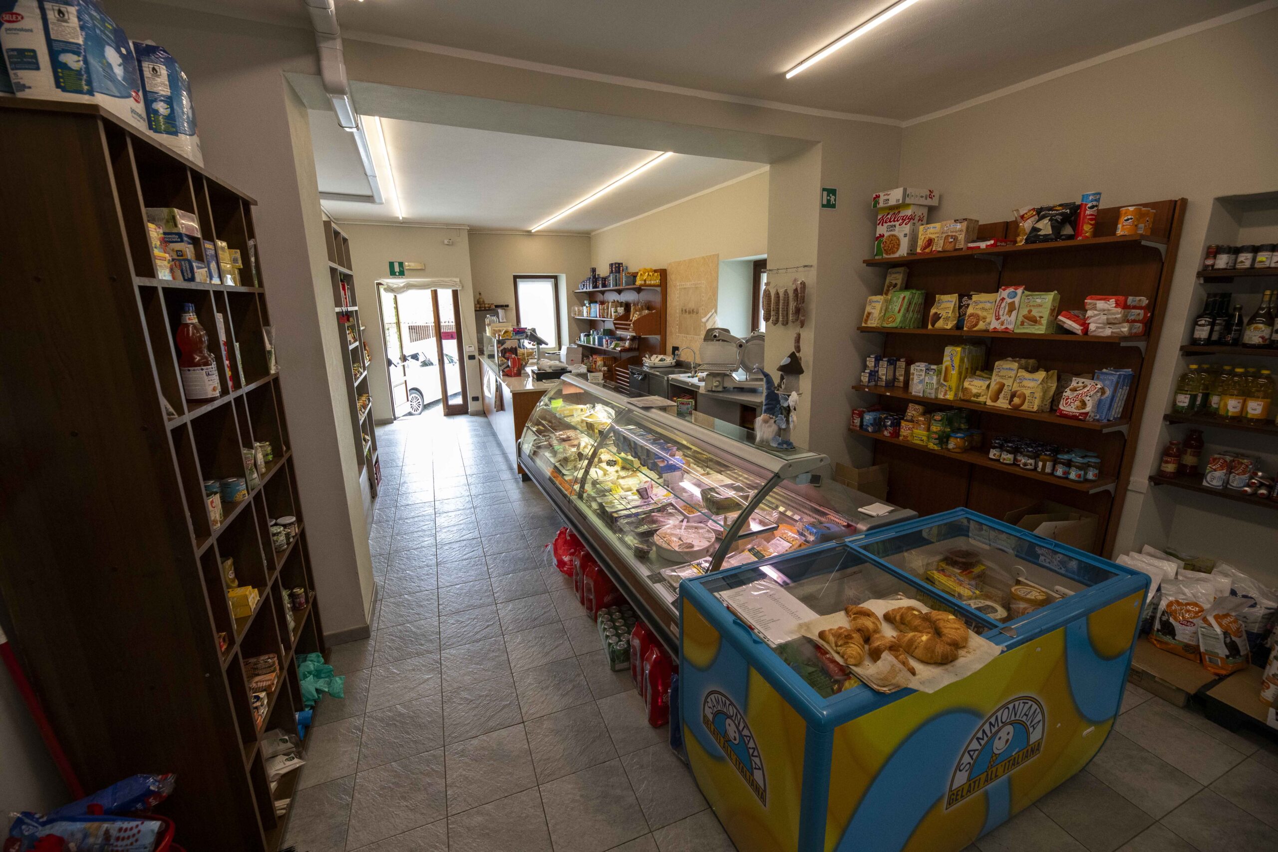 Interno della bottega alimentari