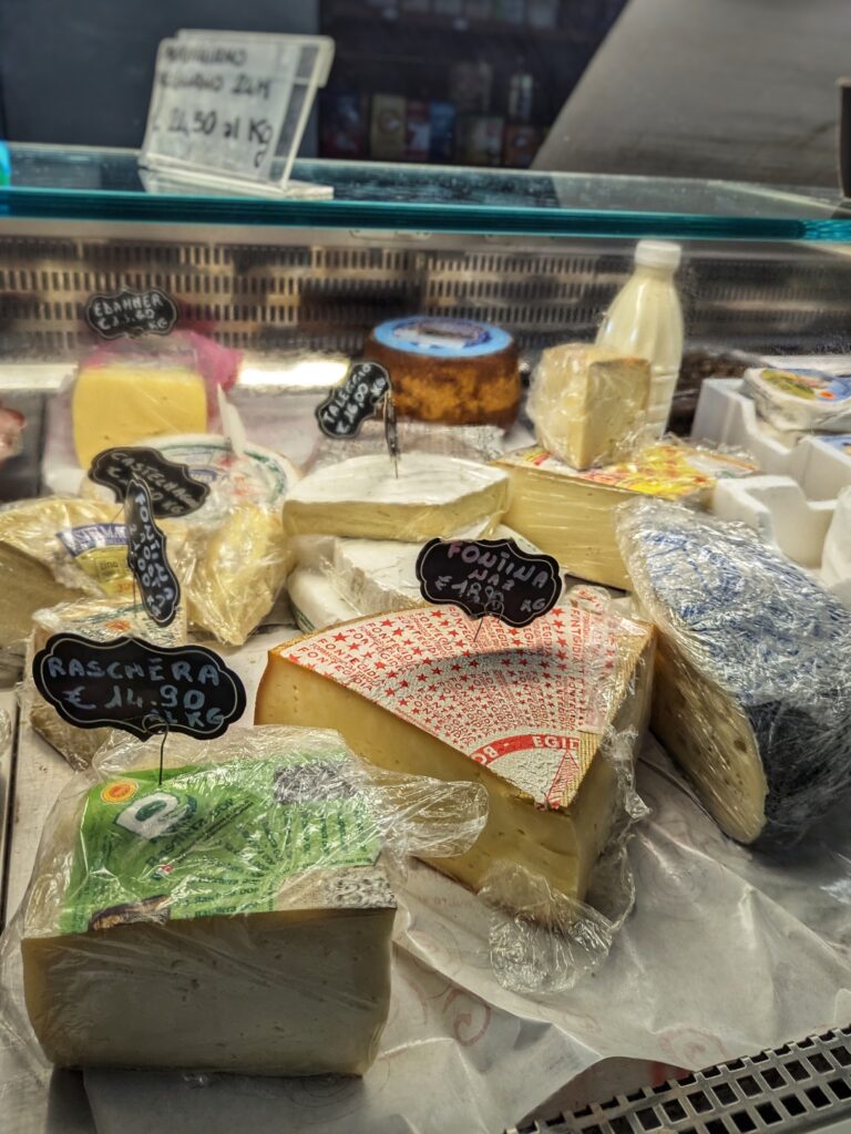 Formaggi del territorio: Raschera, Fontina, Castelmagno