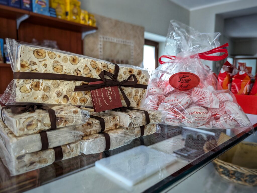 Torrone artigianale con nocciole delle Langhe