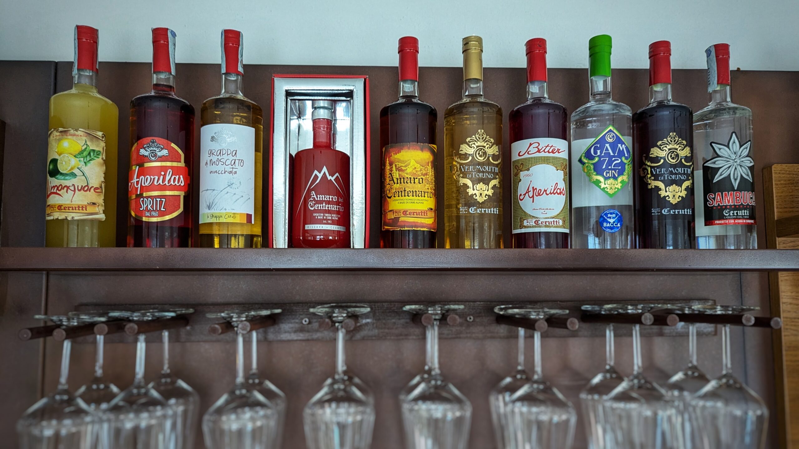 Liquori artigianali Cerutti al bancone del bar