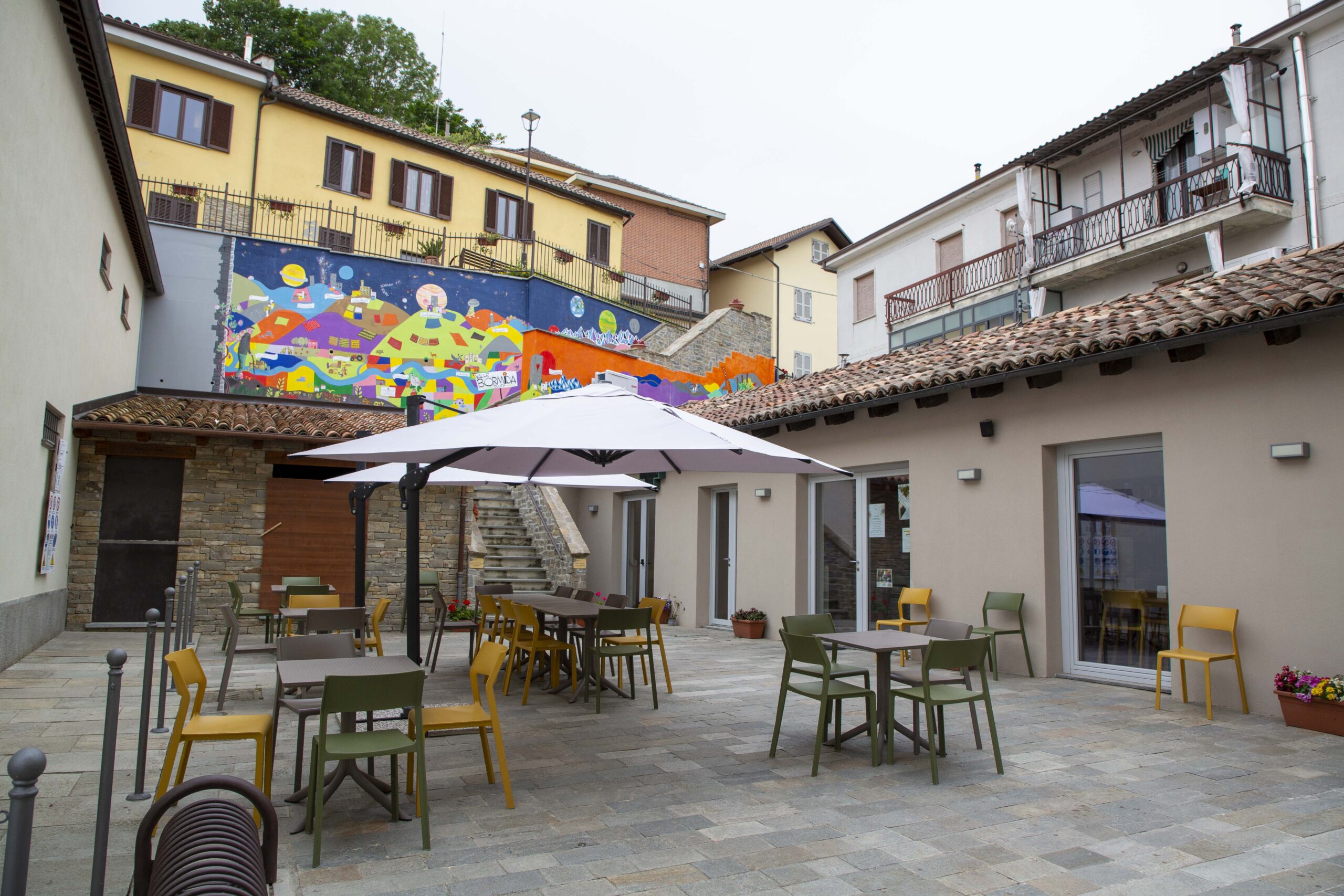 Dehors esterno con murales