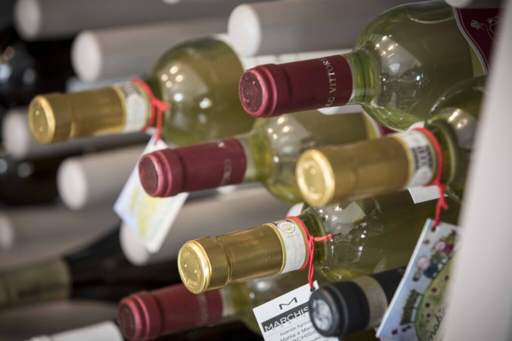 Bottiglie di vino del territorio