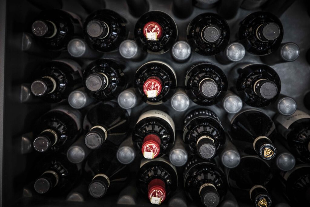 Bottiglie di vino rosso piemontese